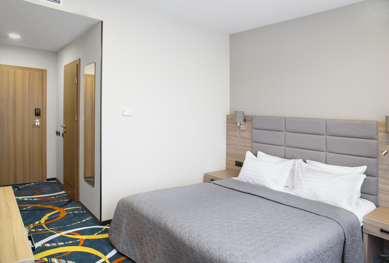 Willing Hotel Minsk Bagian luar foto